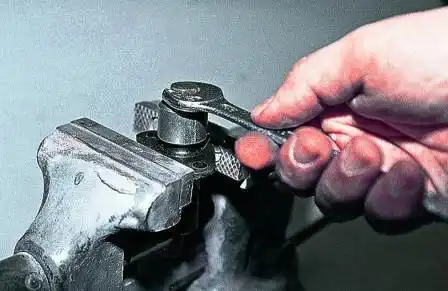 ключом «на 13» отворачиваем колпачковую гайку