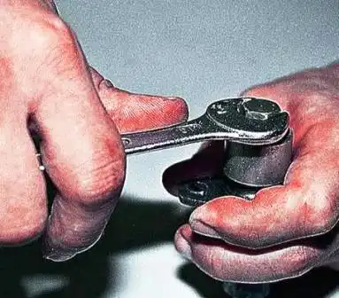 удерживая его в таком положении, затягиваем колпачковую гайку