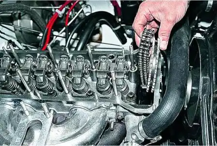 Замена прокладки головки блока цилиндров ВАЗ-2107 Снимаем цепь со звездочки распределительного вала