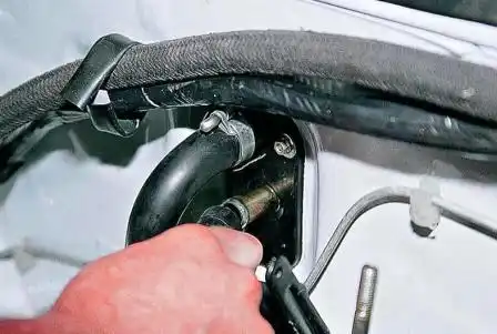 Замена прокладки головки блока цилиндров ВАЗ-2107 Отсоединяем подводящий шланг от трубы радиатора отопителя