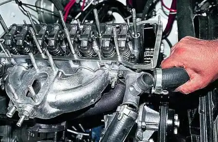 Замена прокладки головки блока цилиндров ВАЗ-2107 Снимаем шланги с двух патрубков головки блока цилиндров