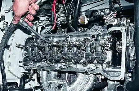 Замена прокладки головки блока цилиндров ВАЗ-2107 Головкой «на 12» отворачиваем десять болтов крепления головки к блоку цилиндров