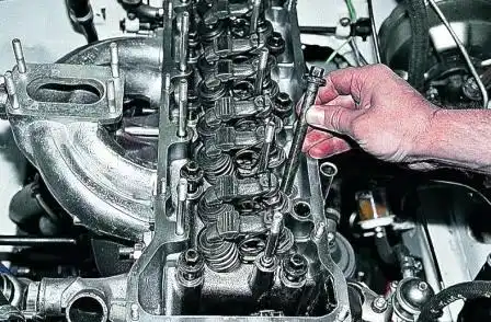 Замена прокладки головки блока цилиндров ВАЗ-2107 Вынимаем болты из отверстий