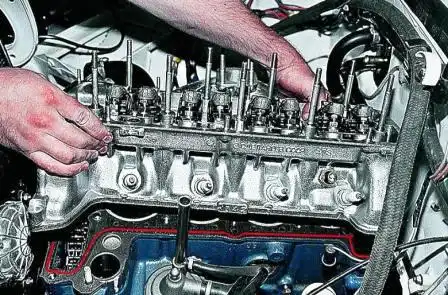 Замена прокладки головки блока цилиндров ВАЗ-2107 Снимаем головку блока цилиндров в сборе с коллекторами