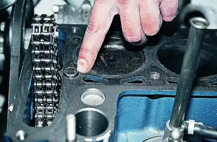 Замена прокладки головки блока цилиндров ВАЗ-2107 Для центровки прокладки и головки в блоке установлены две втулки