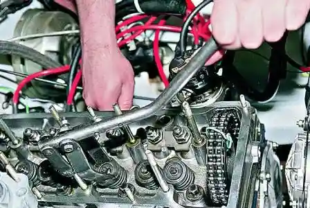 Замена маслоотражательных колпачков механизма газораспределения ВАЗ-2107