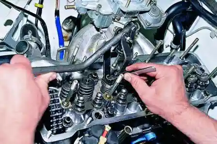 Сжимаем рассухаривателем пружины клапана и пинцетом извлекаем сухари