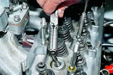 Снимать маслоотражательные колпачки удобнее специальными щипцами