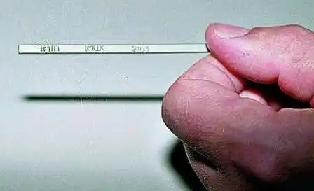 должен находиться между отметками «MIN» и «MAX» на щупе