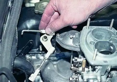 Снимаем с оси рычаг вместе с тягами