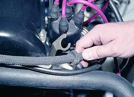 Снимаем с кронштейна топливный шланг карбюратора