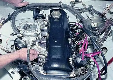 Ключом «на 10» отворачиваем восемь гаек крепления крышки