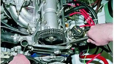 Ключом «на 13» ослабляем затяжку колпачковой гайки натяжителя цепи