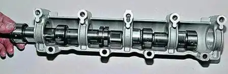 Извлекаем распределительный вал из корпуса