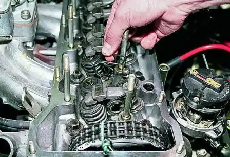 Снимаем пружину рычага