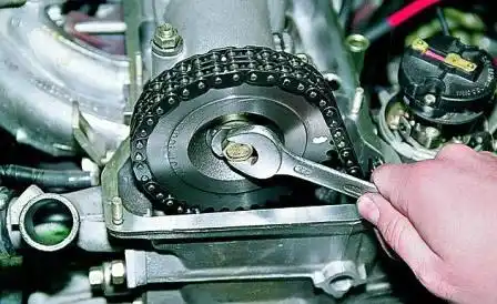 Включаем передачу и ключом «на 17» отворачиваем болт звездочки