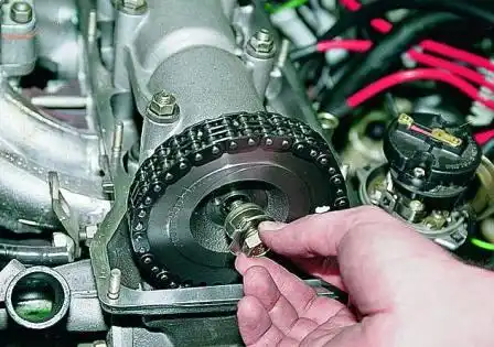 Снимаем болт вместе с шайбами