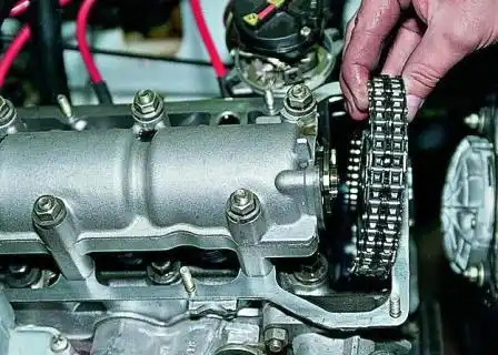 Снимаем звездочку вместе с цепью распределительного вала и укладываем в головку блока