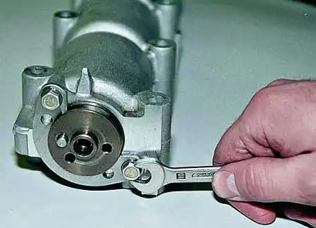 Ключом «на 10» отворачиваем два болта крепления упорного фланца к корпусу