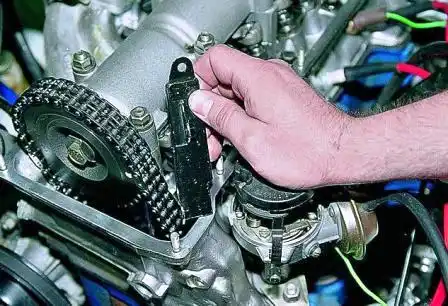 Замена успокоителя цепи привода распределительного вала ВАЗ-2107 Вынимаем успокоитель