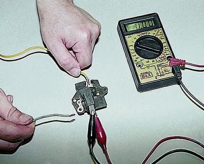 На вывод «В» регулятора подаем «плюс» от аккумуляторной батареи напряжением 12В (на фото желтый провод), а на контакт «масса» – «минус». 