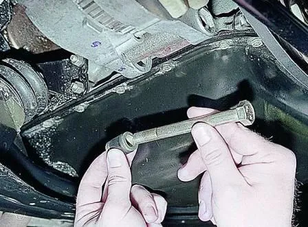 вынимаем болт и втулку