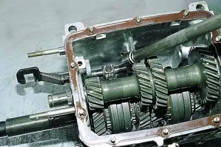 Головкой «на 10» отворачиваем болт, крепящий вилку включения I и II передач