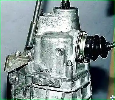 Ключом «на 13» отворачиваем две гайки крепления кронштейна