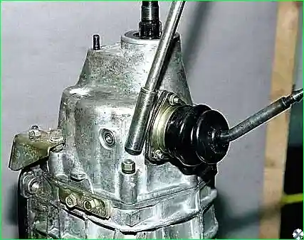 Ключом «на 13» отворачиваем остальные гайки крепления задней крышки