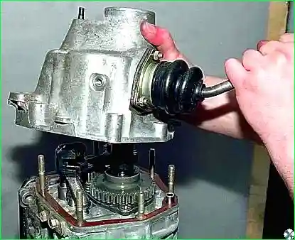 Снимаем заднюю крышку, передвинув рычаг переключения вправо