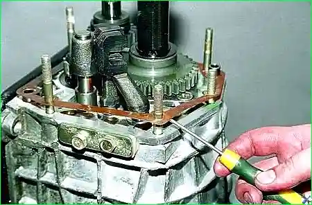 снимаем прокладку задней крышки