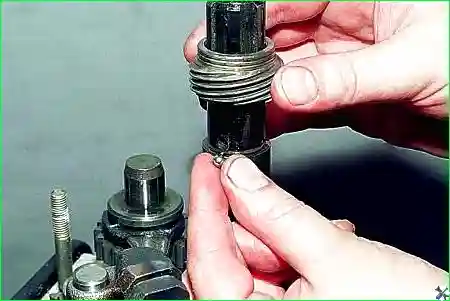 Снимаем ведущую шестерню привода спидометра и ее фиксатор – стальной шарик