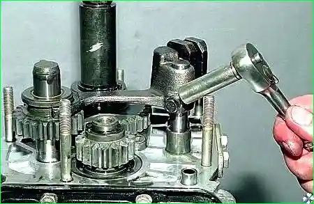 Головкой «на 10» отворачиваем болт крепления вилки включения передачи заднего хода