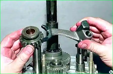 Снимаем вилку включения заднего хода и промежуточную шестерню заднего хода