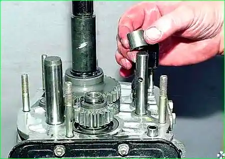 Снимаем со штока включения заднего хода дистанционную втулку