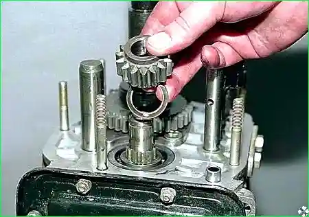 Снимаем ведущую шестерню заднего хода и пружинную шайбу