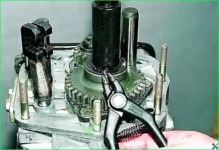 Съемником снимаем стопорное кольцо со вторичного вала