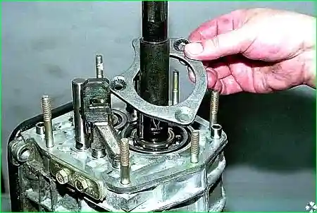 Снимаем стопорную пластину