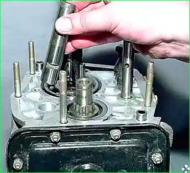 Вынимаем ось промежуточной шестерни заднего хода