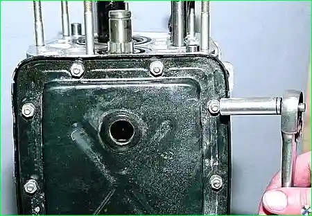 Головкой «на 10» отворачиваем десять гаек крепления нижней крышки