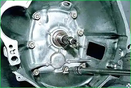 Головкой «на 13» отворачиваем одну гайку,..