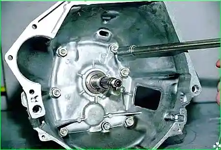 головкой «на 17» – шесть гаек крепления картера сцепления к коробке передач