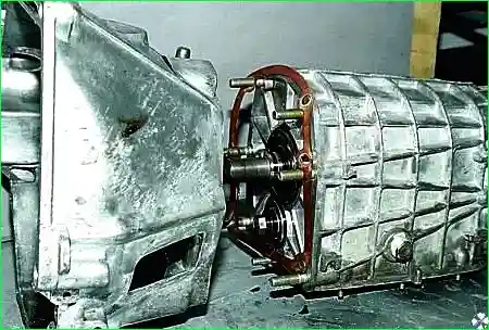 Разъединяем картеры и снимаем прокладку