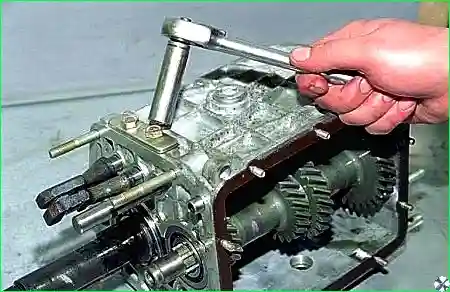 отворачиваем два болта крепления крышки фиксаторов штоков