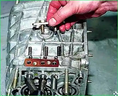 Снимаем крышку и извлекаем из отверстий три пружины и три шарика