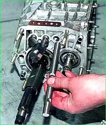 Вынимаем шток вилки включения заднего хода