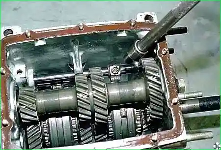 Головкой «на 10» отворачиваем болт, крепящий вилку включения III и IV передач