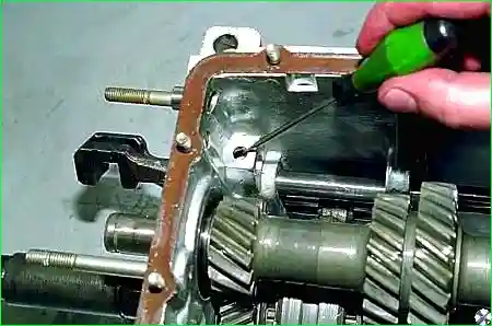 Выдвигаем штоки, одновременно удаляя блокировочные сухари