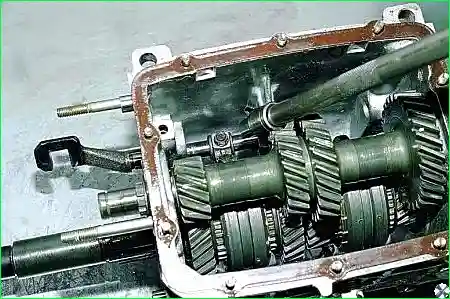 Головкой «на 10» отворачиваем болт, крепящий вилку включения I и II передач