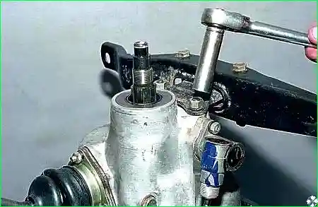 Головкой «на 13» отворачиваем две гайки крепления опоры